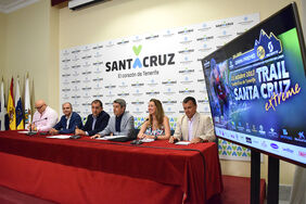 El alcalde de la ciudad, José Manuel Bermúdez, en el centro, durante la presentación de la IV Santa Cruz Extreme.