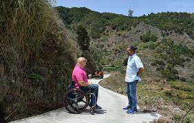 Dos personas hablando en la Pista de Pancosa, en Roque Negro
