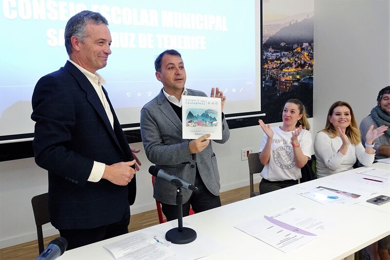 El alcalde de la ciudad, José Manuel Bermúdez, recibe la condición de 'Municipio educador dinamizador' otorgada por el Consejo Escolar de Canarias.