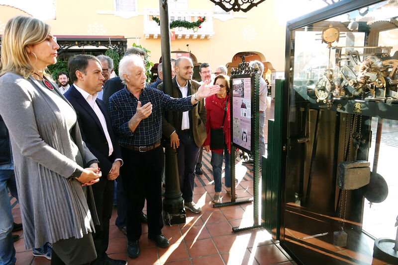 El alcalde y la concejal de Patrimonio reciben explicaciones del especialista de la Unidad de Relojes del CICOP