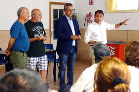 El alcalde, durante el encuentro celebrado en la Asociación de Vecinos San Roque