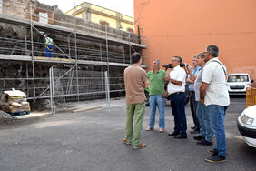 El concejal Dámaso Arteaga conversa con los técnicos encargados de la ejecución de las labores de mantenimiento y consolidación del muro del Campo Castro.
