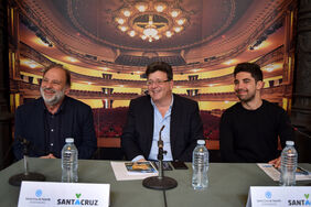 Luis Alberto García, José Carlos Acha y Jorge Yumar durante la presentación del proyecto 'Teatro en valores'.