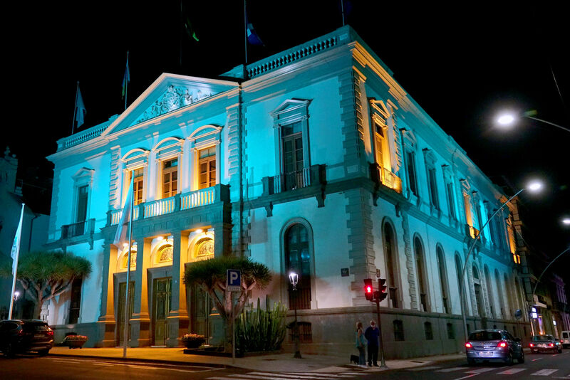 El Ayuntamiento se ilumina de azul turquesa por el Día Internacional de la Dislexia