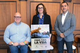 Carlos Correa, María Luisa Fernández y el alcalde de la ciudad, José Manuel Bermúdez, junto al cartel de la campaña 'Para toda la vida, una mascota no es un juguete'.
