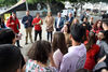 El grupo de alumnos del IES Alcalde Bernabé, hoy, en la Alameda del Duque de Santa Elena
