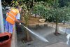 Imagen del operativo de limpieza actuando en Santa María del Mar