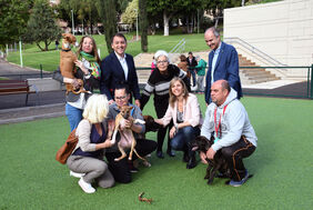 Un momento de la visita del alcalde y los concejales al parque canino de Las Indias