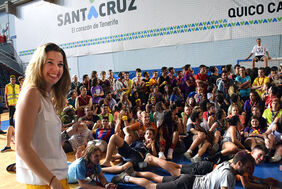 Veronica Meseguer junto a uno de los grupos de scouts que se encuentran en Santa Cruz de Tenerife.