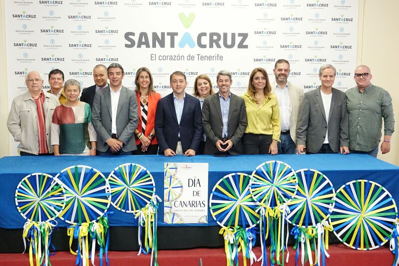 El alcalde de la ciudad, José Manuel Bermúdez, junto al resto de personas que participaron en la presentación de los actos que tendrán lugar en Santa Cruz con motivo de la celebración del Día de Canarias.