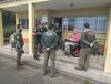 Carlos Correa conversa con varios agentes de la UMEN en las instalaciones del Centro de Coordinación de esta unidad.