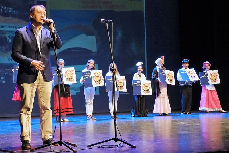 El alcalde de la ciudad, José Manuel Bermúdez, se dirige a los participantes en el XIII Encuentro Jugar y Convivir desde el escenario del Teatro Guimerá.