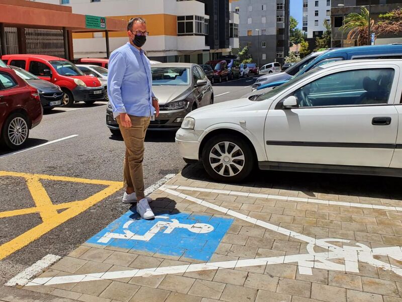 Santa Cruz inicia el proceso para mejorar las plazas de aparcamiento para personas con movilidad reducida 