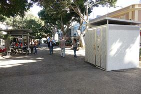Detalle del exterior del nuevo aseo público instalado en la confluencia de la rambla de Santa Cruz con la plaza de la Paz.