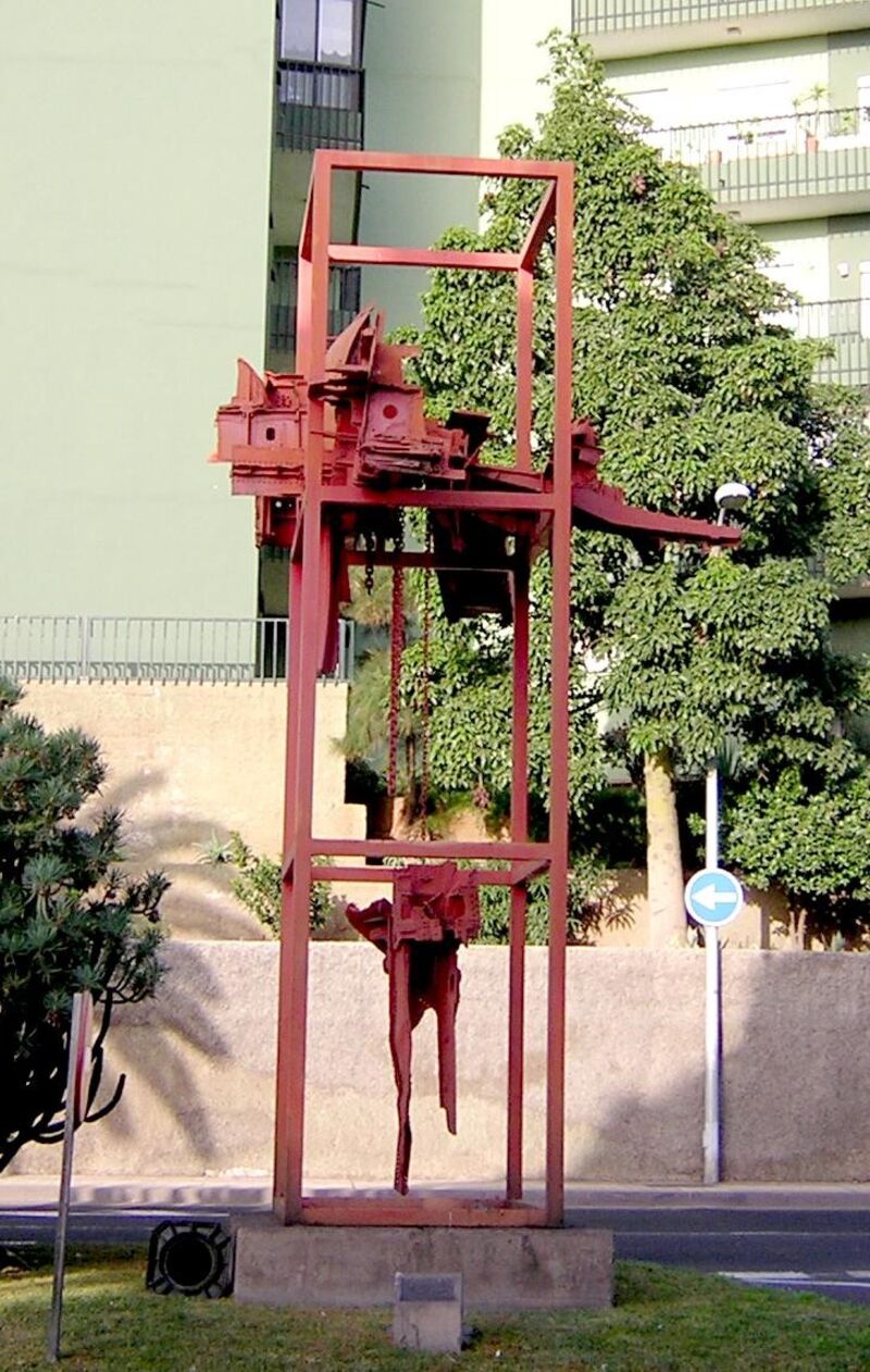El Ayuntamiento de Santa Cruz inicia los trabajos de restauración de la escultura ‘Reloj de la muerte’, de José Abad