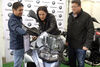 Zaida González se interesa por una de las motocicletas expuestas junto a José Carlos Acha.