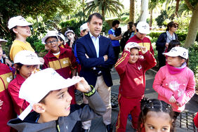Bermúdez, junto a los alumnos del colegio Chimisay participantes en el acto celebrado en el parque García Sanabria