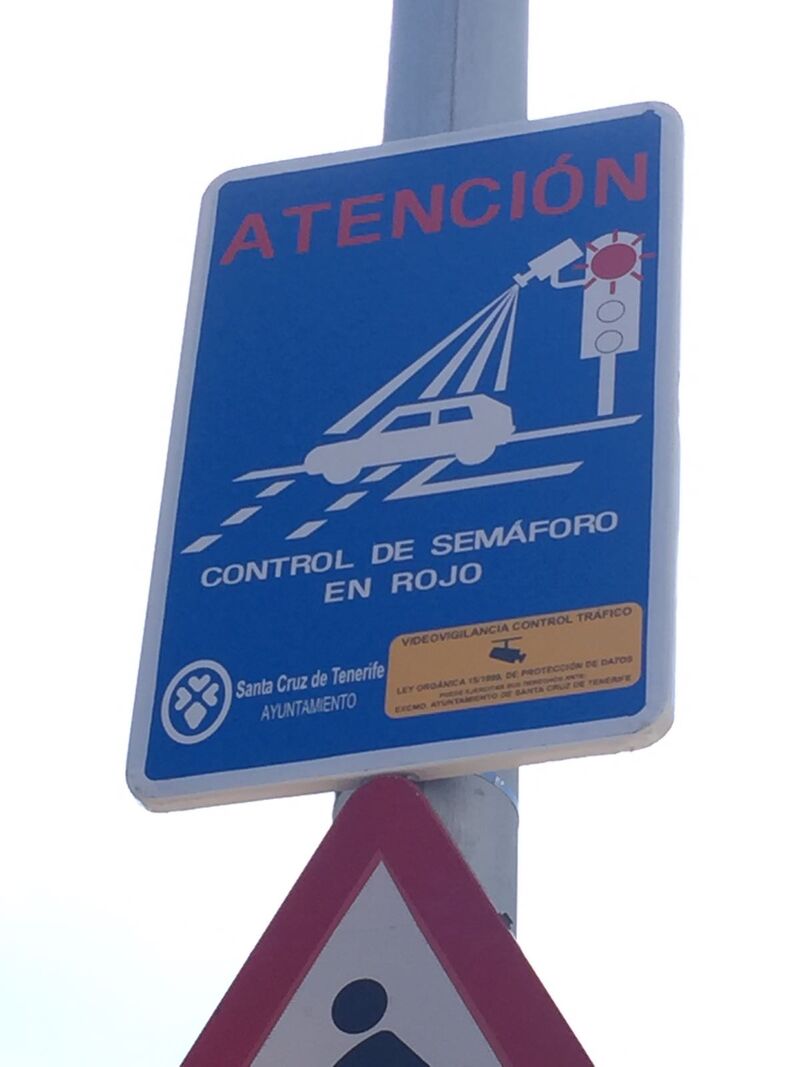 Señal que avisa de la presencia del dispositivo de control de infracciones situado en el semáforo de Miramar.