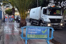 Detalle del operativo especial de limpieza desarrollado esta semana en Chimisay dentro de la 'Operación Barrios'.