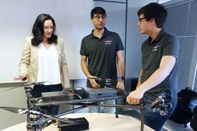 Zaida González atiende a las explicaciones de los técnicos sobre el nuevo dron de última tecnología al servicio de Protección Civil