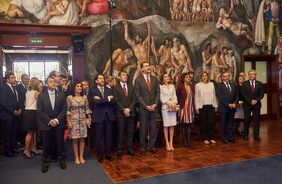 Foto de familia de los Reyes, junto al resto de autoridades, en el Salón Noble del Cabildo