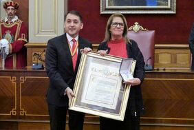 El alcalde entrega a Mercedes Pérez Schwartz el pergamino acreditativo del título