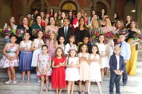 Foto de familia del alcalde y la concejala con las candidatas a Reina y aspirantes al título de Maga y de Mago infantiles