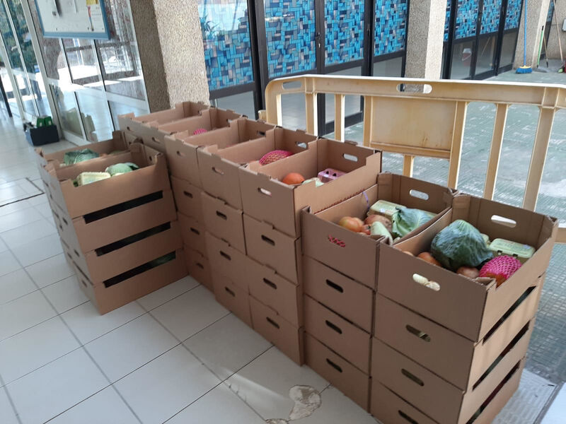 Foto de las cestas con productos frescos canarios para distribuir entre las familias más vulnerables