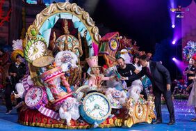 El alcalde entrega el cetro a la Reina Infantil del Carnaval 2019