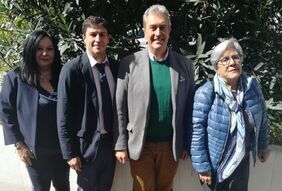 El concejal de Atención Social con los representantes de Ataretaco tras la firma del convenio