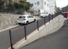 El Ayuntamiento de Santa Cruz renueva barandillas y pasamanos en el barrio chicharrero de María Jimenez