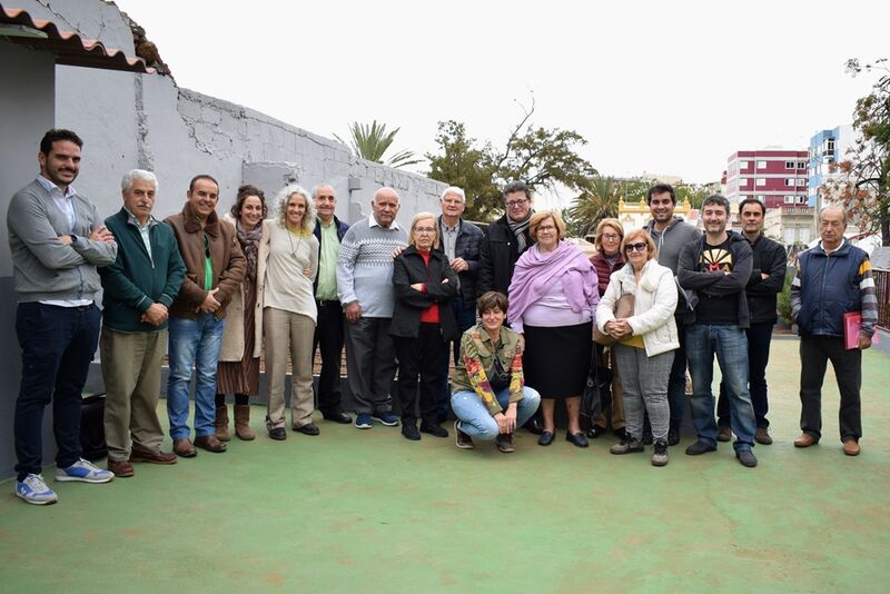 El concejal del Distrito Centro-Ifara, José Carlos Acha, junto con los nuevos adjudicatarios de las parcelas del huerto urbano de El Toscal.