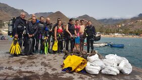 Imagen del grupo de buceadores voluntarios que desarrolló la acción de limpieza del fondo marino en la playa de Las Teresitas.