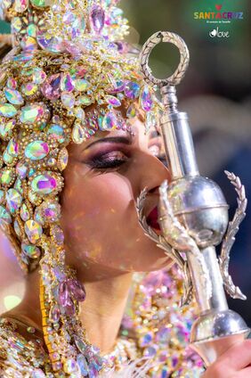 La flamante Reina del Carnaval besa el cetro que la acredita como soberana de la fiesta