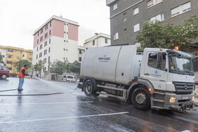 Detalle de la acción de limpieza desplegada esta semana en Santa Clara dentro de la 'Operación Barrios'.