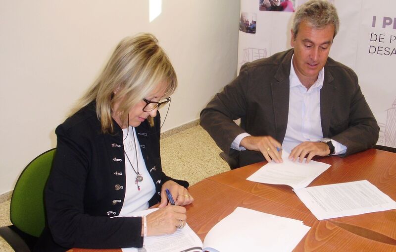 Momento de la firma del contrato entre el Ayuntamiento y Cruz Roja