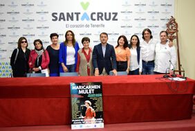 El alcalde y la concejala, entre Mari Carmen Mulet y varios de los artistas que actuará en el concierto