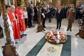 El alcalde, durante la ofrenda florar ante la tumba del General Gutiérrez