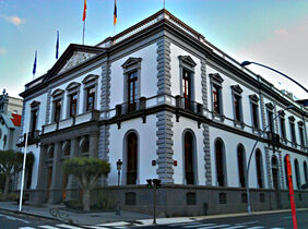 Detalle del exterior de la sede del Ayuntamiento de Santa Cruz de Tenerife.
