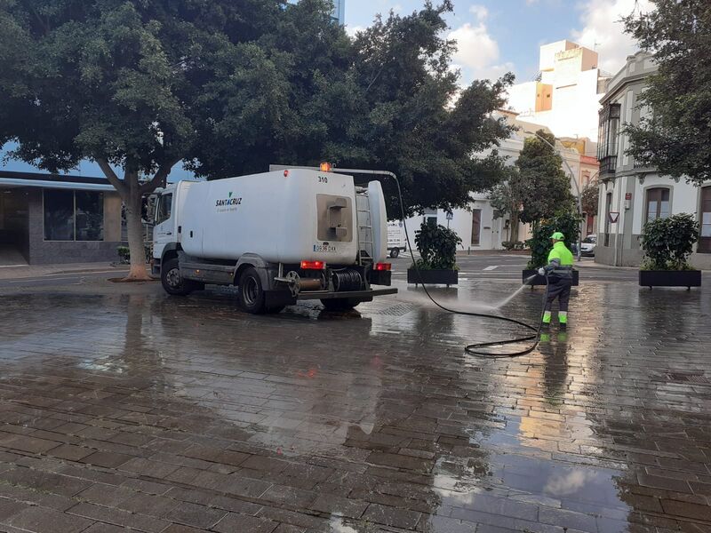 El Ayuntamiento de Santa Cruz pone en marcha un dispositivo extraordinario de limpieza y desinfectación de las calles