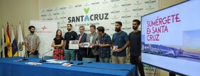 José Carlos Acha, en el centro, junto a los responsables de la iniciativa 'Sumérgete en Santa Cruz'.