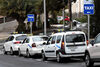 Detalle de varios taxis en una parada de Santa Cruz de Tenerife.