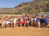 La concejala del Distrito, junto a los participantes del programa, en la playa de Las Teresitas