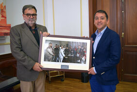 Gorostiza entregó al alcalde una fotografía con la firma de la capitulación de los británicos ante las autoridades Españolas