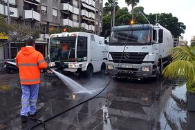 Detalle de la acción especial de limpieza desplegada esta semana por la 'Operación Barrios'.