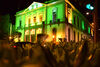 La fachada del Ayuntamiento de Santa Cruz se tiñó de verde con motivo del 'Día Mundial del Reciclaje'.