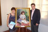 Nenuca Conejo, propietaria del cuadro, y José Carlos Acha, concejal de Cultura, en el momento de suscribir la donación de la obra del pintor Alberto Brito.