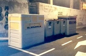 Detalle de los nuevos contenedores de reciclaje de papel-cartón y envases ligeros instalados en la calle Islas Filipinas, en el barrio de Buenos Aires.