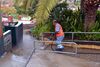 Detalle de la acción de limpieza desarrollada ayer jueves en varias calles del barrio de Los Lavaderos.