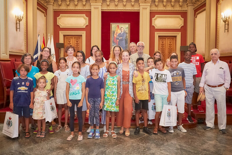 El Ayuntamiento recibe la visita de los niños y niñas saharauis que pasan sus vacaciones en la isla